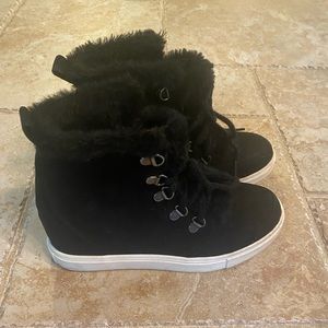 Steve Madden  size 7 faux fur trim lace up boot